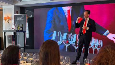 De la ingenuidad a la fascinación: Maxi Riedel y la magia del cristal